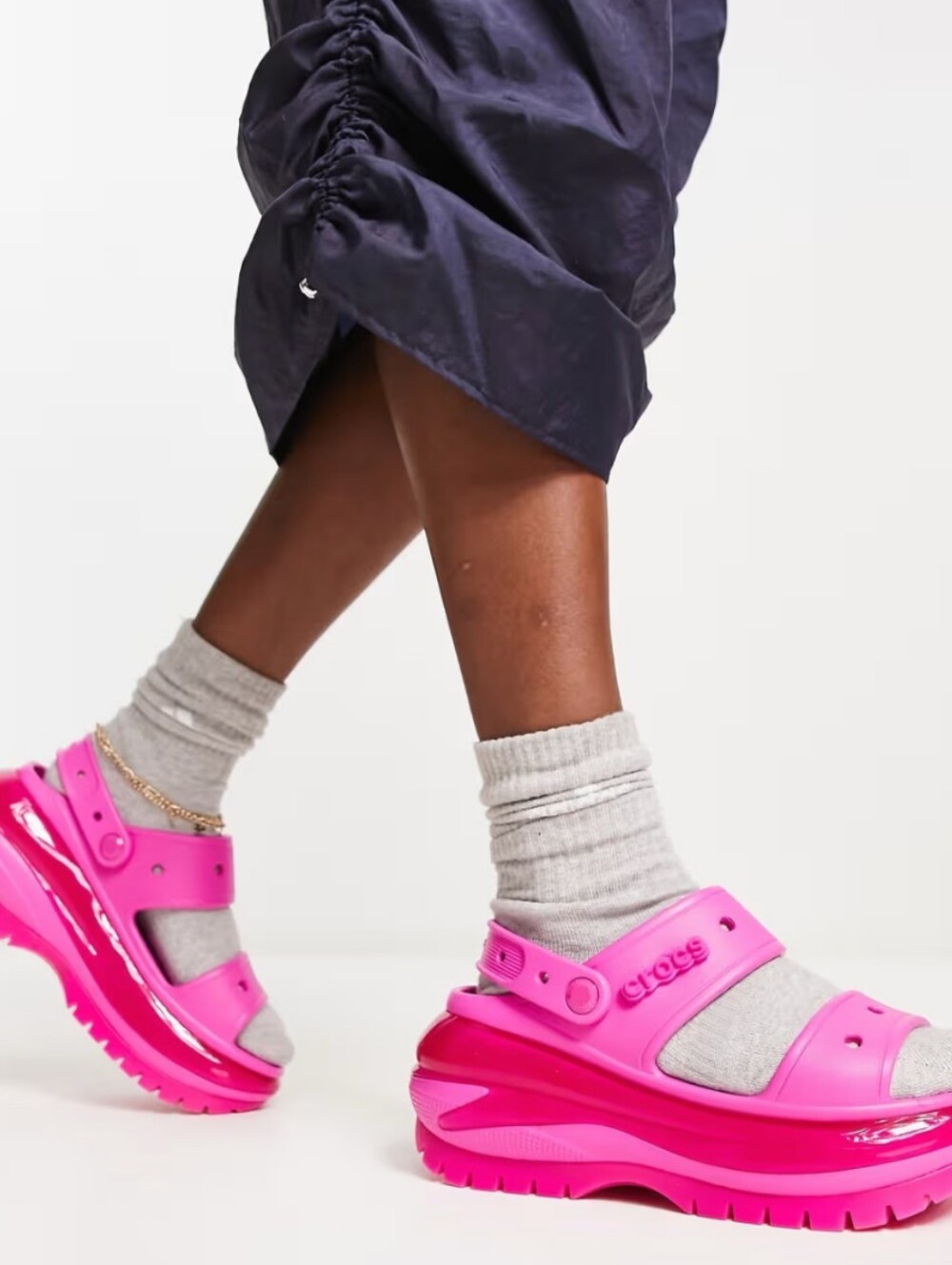 Crocs Classic Mega Crush Platform Sandal Juice Pink  Women’s 6 / Men’s 4 UNISEX